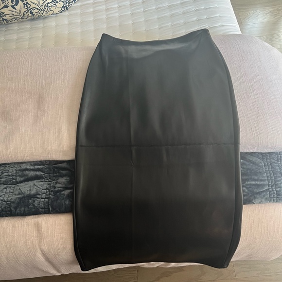 Good American Black Better than Leather faux leather Midi pencil skirt size 4 - Picture 4 of 6